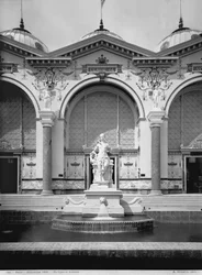 Pórtico y fuente en la Exposición Universal, París, 1889